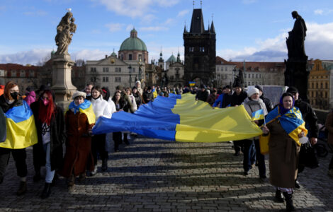 Demonstrace na podporu Ukrajiny v Praze na Karlově mostě (22. 1. 2022)