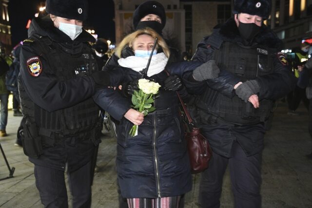 Ruská policie během zásahu v Moskvě proti demonstrantům na podporu Ukrajiny (24. 2. 2022)