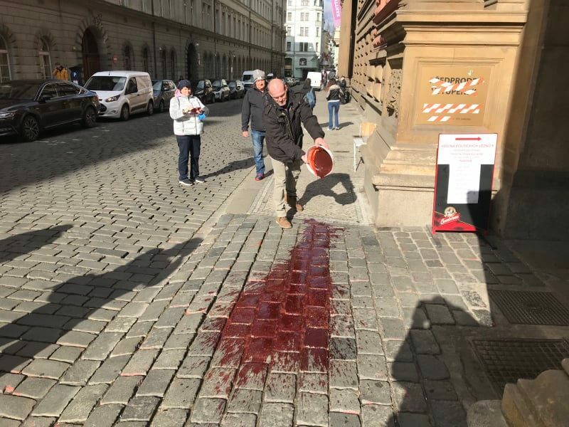 Připomínka únorového puče 1948. Protestní happening skupiny Dekomunisti před sídlem KSČM v Praze (25. 2. 2022)