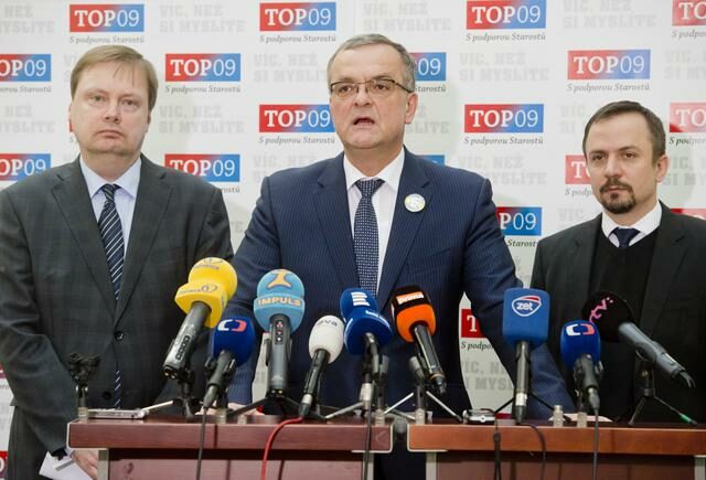 Předseda TOP 09 Miroslav Kalousek (uprostřed), první místopředseda strany Marek Ženíšek (vpravo) a poslanec Martin Plíšek.