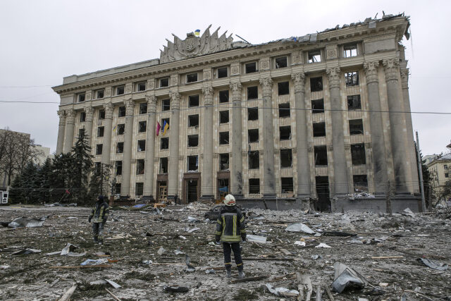 Následky raketového útoku v Charkově v počátcích ruské agrese.