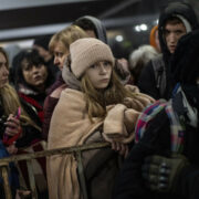 Ilustrační foto / Uprchlíci na železničním nádraží v západoukrajinském Lvově (3. 3. 2022)
