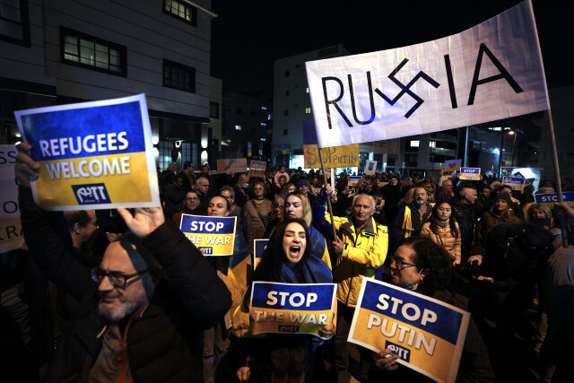 Také v Izraeli probíhaly masové protesty proti ruské agresi na Ukrajině (Tel Aviv, 5. 3. 2022)