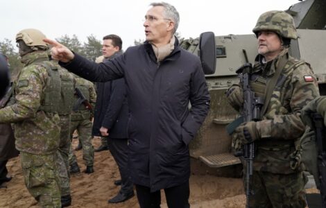 Generální tajemník NATO Jens Stoltenberg s polskými vojáky na základně Adaži v Lotyšsku (8. 3. 2022)