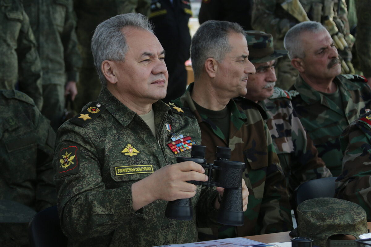 Ruský ministr obrany Sergej Šojgu chválil velitele, kteří útočí bez ohledu na ztráty.