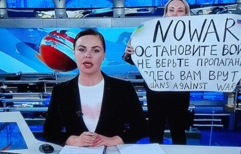 Marina Ovsjannikovová pronikla se svým transparentem do živého vysílání ruské státní televize