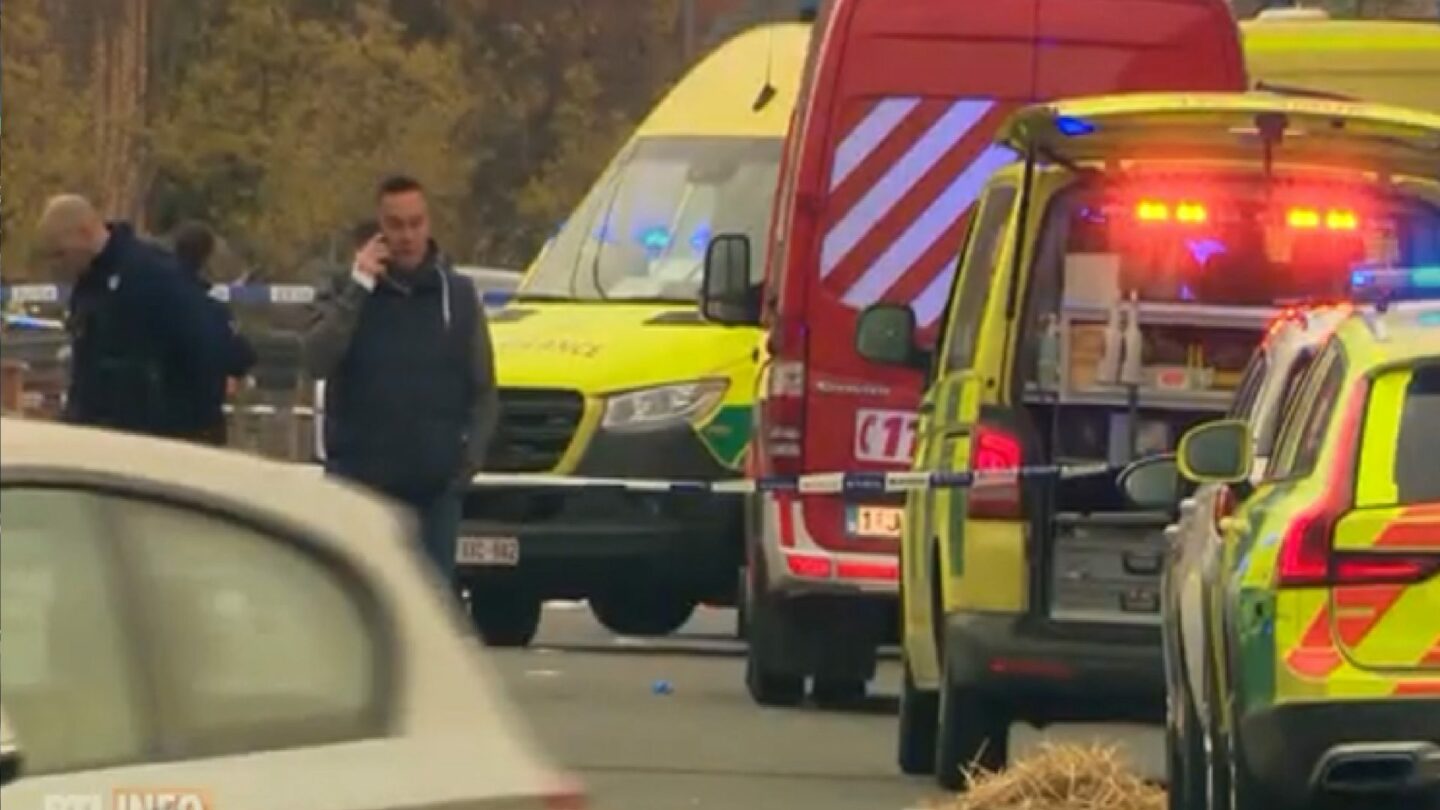 V belgickém městě La Louvière jižně od Bruselu ráno zahynulo nejméně šest lidí, když do davu shromážděného před plánovaným karnevalovým průvodem ze zatím neznámých důvodů najelo auto.