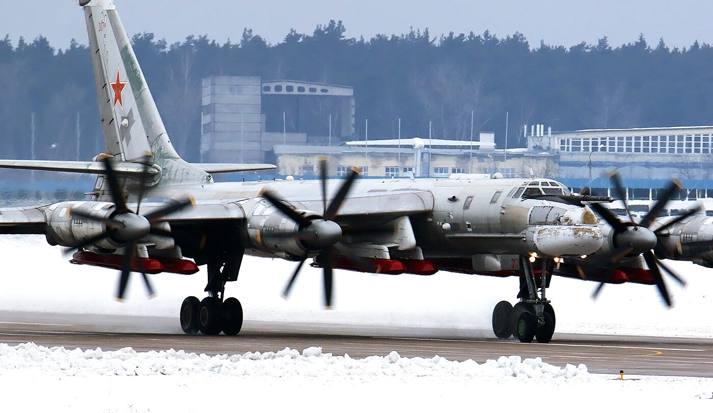 Ruský strategický bombardér Tu-95MSM se střelami Kh-101