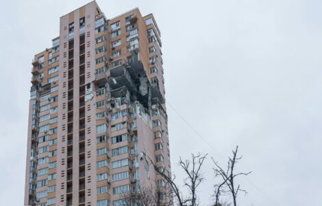 Zničený dům po ruském náletu v Kyjevě (ilustrační foto)