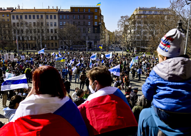 Demonstrace ruských občanů žijících v Česku proti ruské okupaci na Ukrajině (26. března 2022, Praha)
