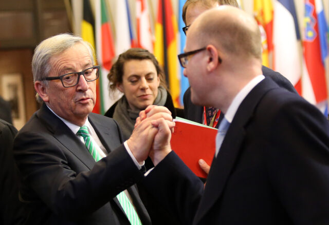 Předseda Evropské komise Jean-Claude Juncker a Bohuslav Sobotka na summitu v Bruselu