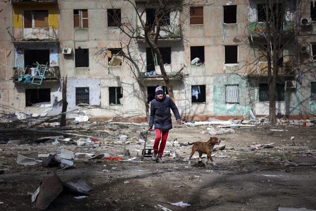 Město Mariupol na okupovaném území Ukrajiny utrpělo ruskými útoky. 