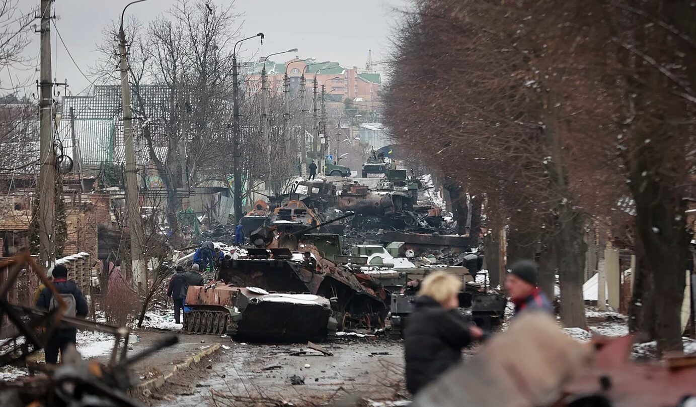 O masakrech civilistů v Buči a v dalších ukrajinských městech se učebnice nezmiňuje, stejně jako o ruských porážkách v bojích