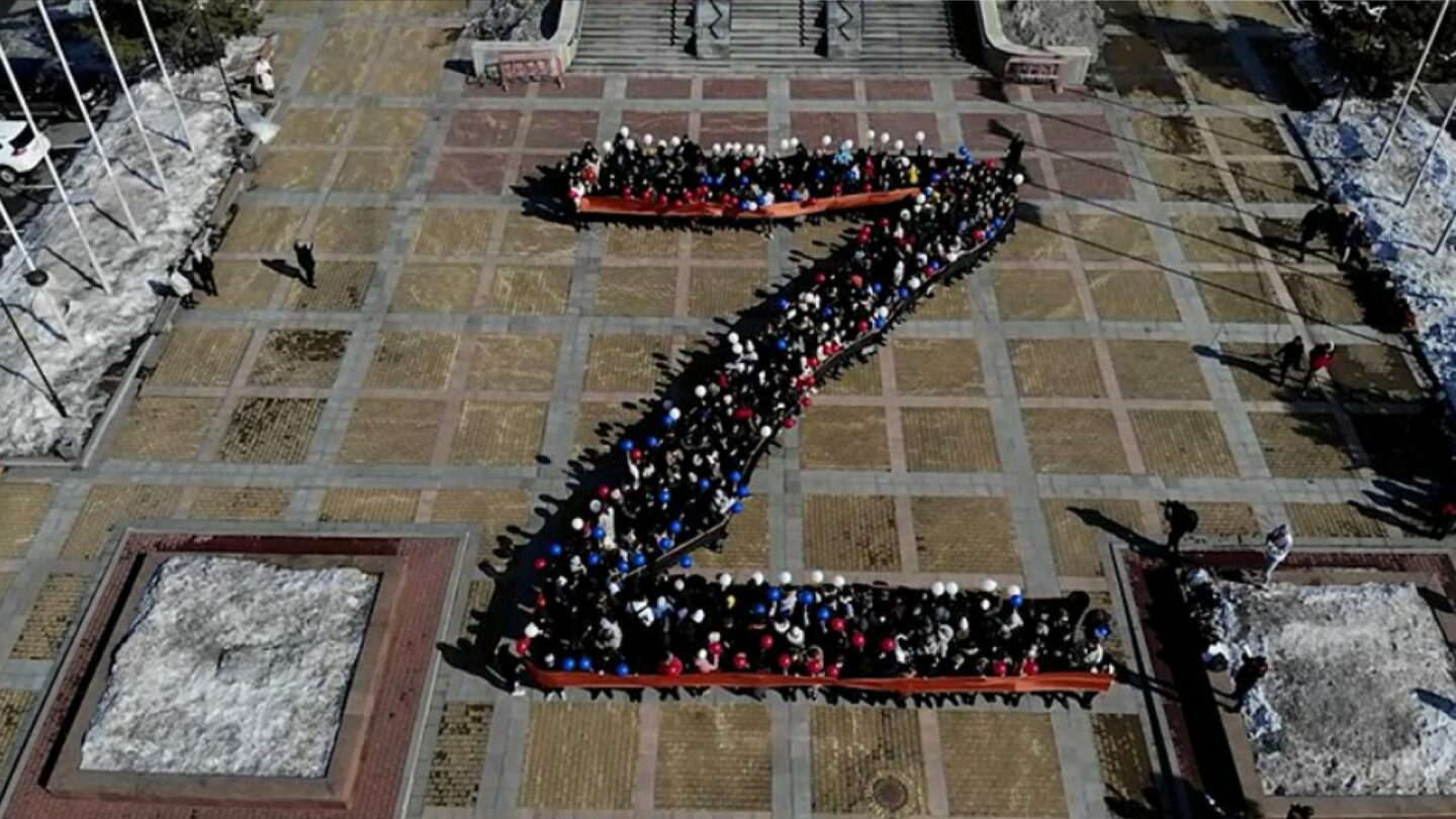 Chabarovsk 11. března 2022. Členové Mladé gardy Jednotného Ruska a místní obyvatelé se řadí do formace se symbolem "Z"