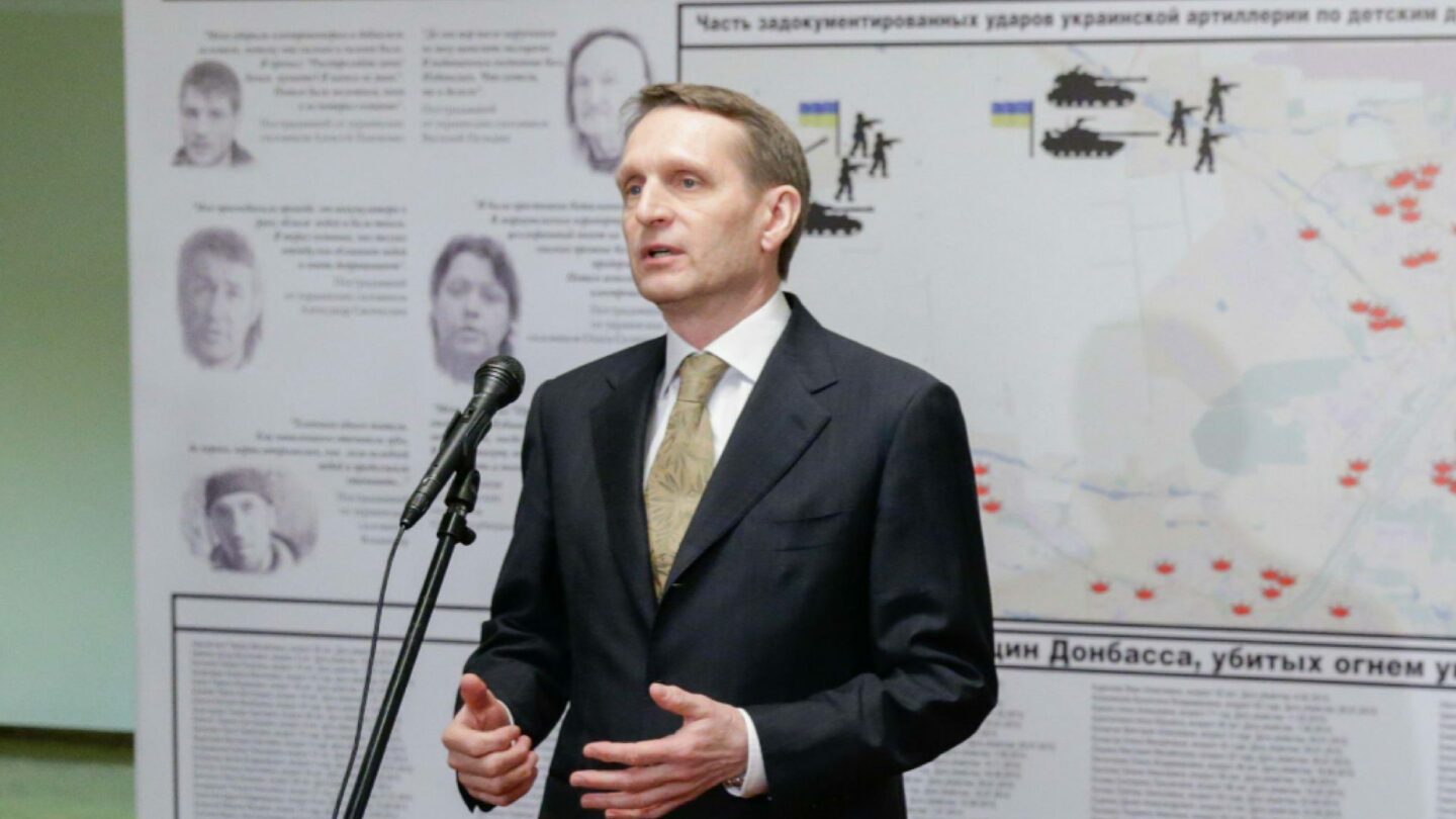 Šéf ruské zahraniční rozvedky otvírá výstavu "Obyčejný fašismus: Válečné zločiny ukrajinských bezpečnostních složek (2014-2015)"