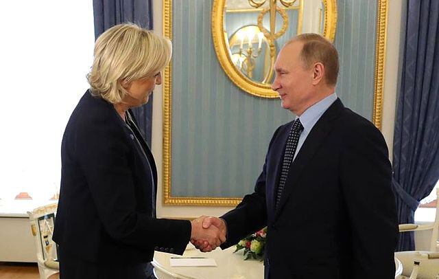 Marine Le Penová na setkání s Vladimirem Putinem v roce 2017.