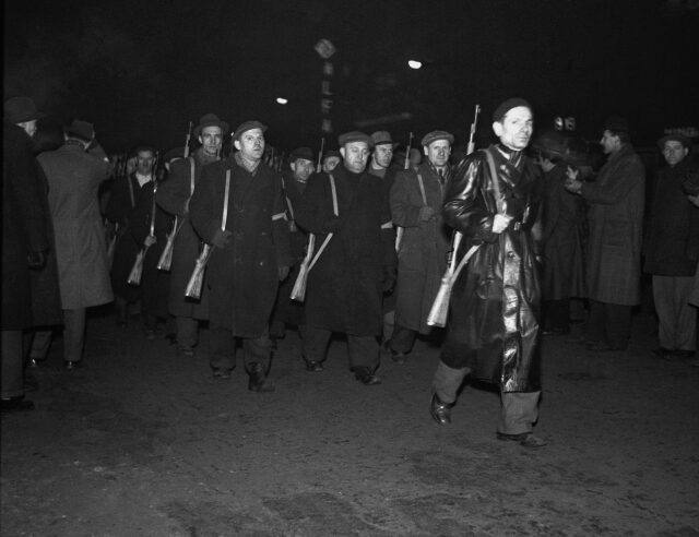 Únor 1948: Sraz závodních milicí a členů Sboru národní bezpečnosti na Václavském náměstí v Praze 