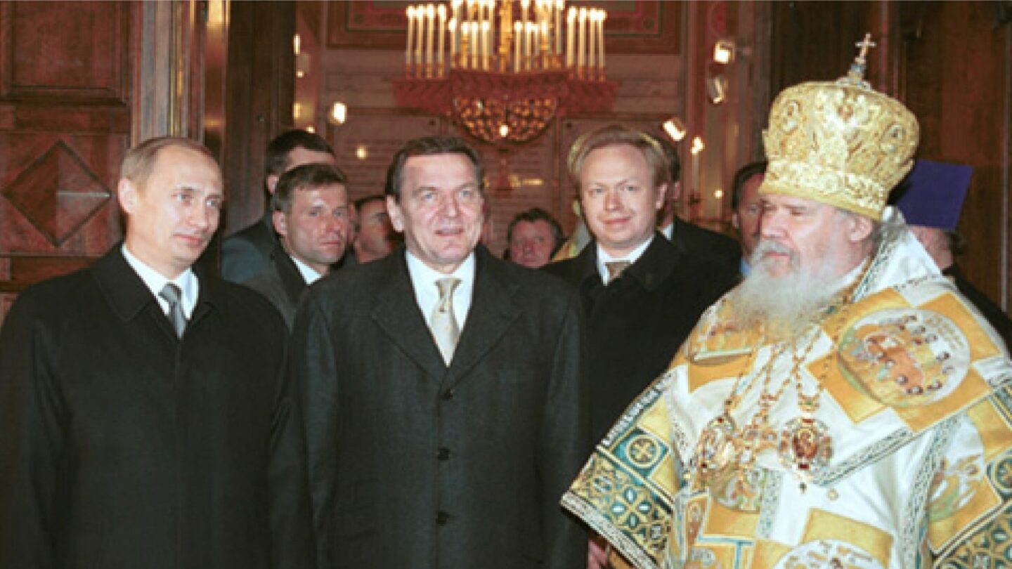 Putin, německý spolkový kancléř Gerhard Schröder a patriarcha moskevský a celé Rusi Alexij II. před vánoční bohoslužbou.