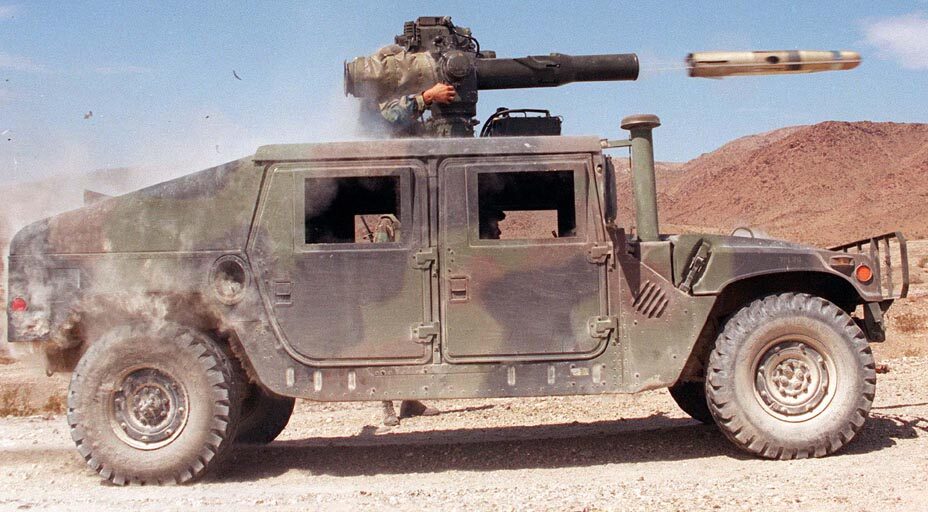 Americký Humvee střílející TOW raketu. Ilustrační foto