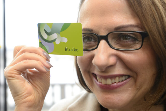 Pražská primátorka Adriana Krnáčová představuje novou kartu pro MHD v Praze, která nahradí Opencard a jmenuje se Lítačka.