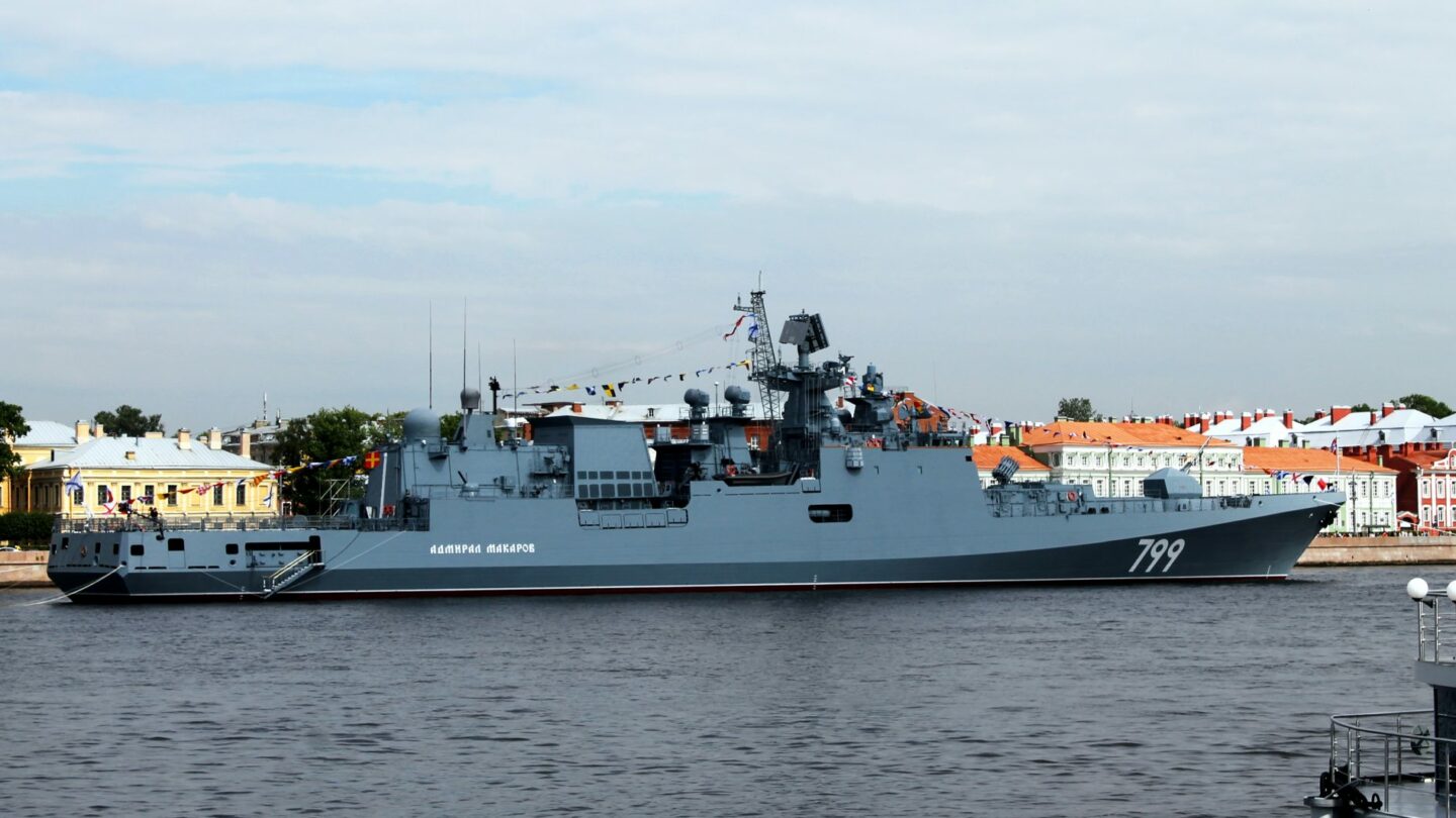 Admirál Makarov na vlnách Něvy v Petrohradu v roce 2017