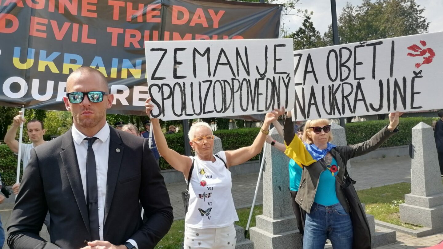 Na pietní akci ukrajinského velvyslanectví k 77. výročí konce 2. světové války protestovali lidé proti prezidentovi Zemanovi