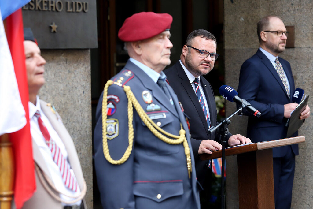 Generální ředitel ČRo René Zavoral při projevu, v popředí v červeném baretu stojící M. Semorád.