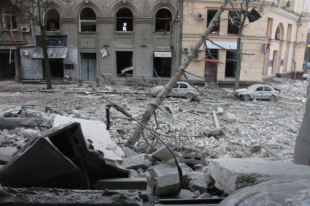 Ulice Charkova po ruském bombardování na konci února 2022