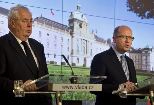 Prezident Miloš Zeman (vlevo) a premiér Bohuslav Sobotka