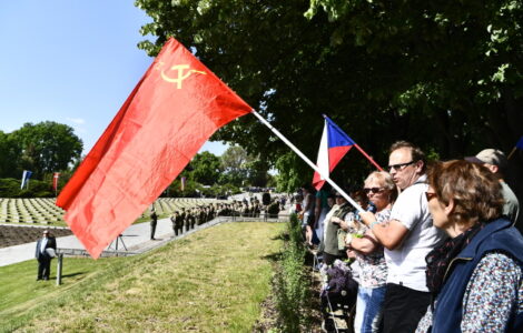 Na pietní akt do Terezína přišla skupina lidí s vlajkou Sovětského svazu