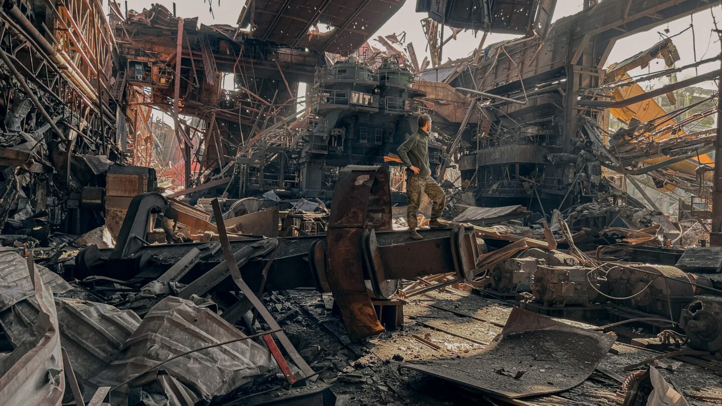 Ocelárny Azovstal po ruském bombardování