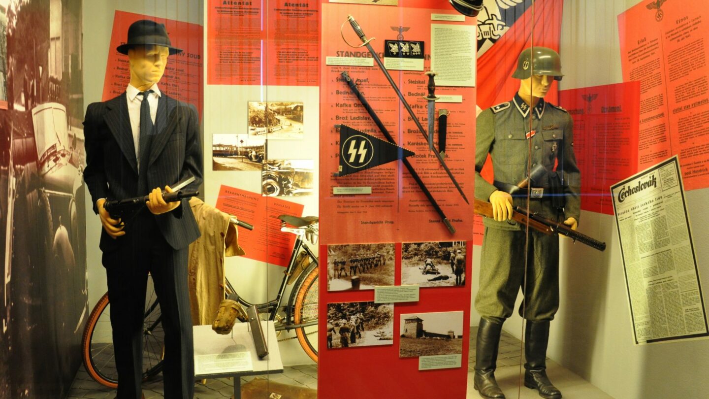 Jedna z vitrín bývalé expozice v Armádním muzeu na pražském Žižkově věnovaná útoku na Heydricha