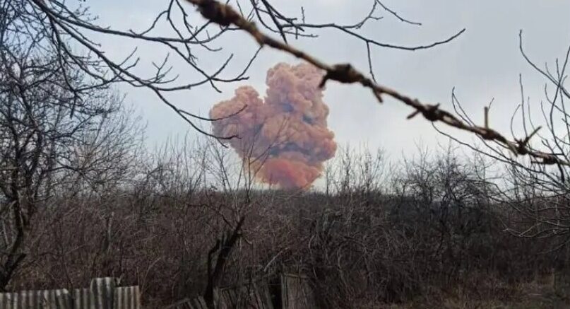Po ruském útoku se nad městem Rubižne objevil takovýto nebezpečný mrak.