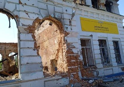 Až 40 procent domů v oblasti je podle Serhije Hajdaje zničeno či těžce poškozeno.