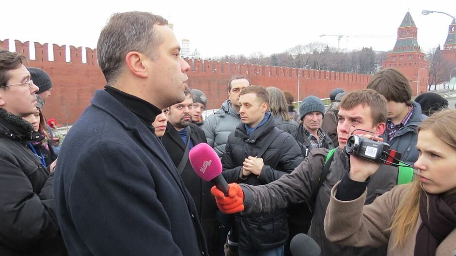 Vladimir Milov poskytuje rozhovor novinářům na místě vraždy Borise Němcova. Moskva, 28. února 2015.