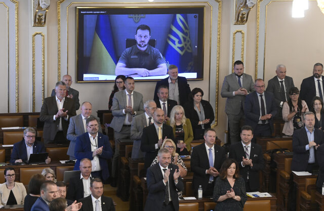 Ukrajinský prezident Volodymyr Zelenskyj prostřednictvím videopřenosu promluvil k českému Parlamentu