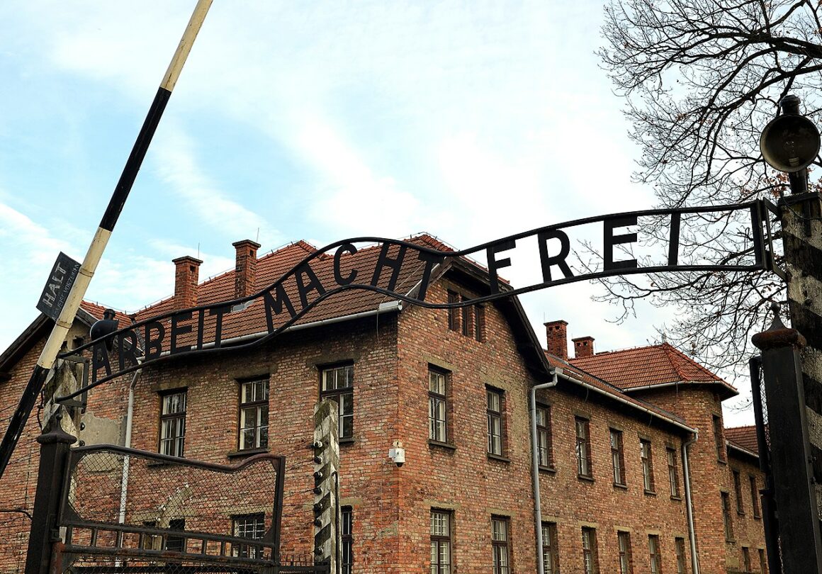 Brána koncentračního tábora v Osvětimi.