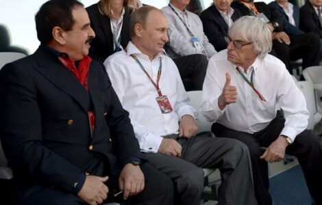 Král Bahrajnu Hamad bin Isa Al Khalifa, ruský prezident Vladimir Putin a bývalý šéf F1 Bernie Ecclestone na závodě v Soči v roce 2014
