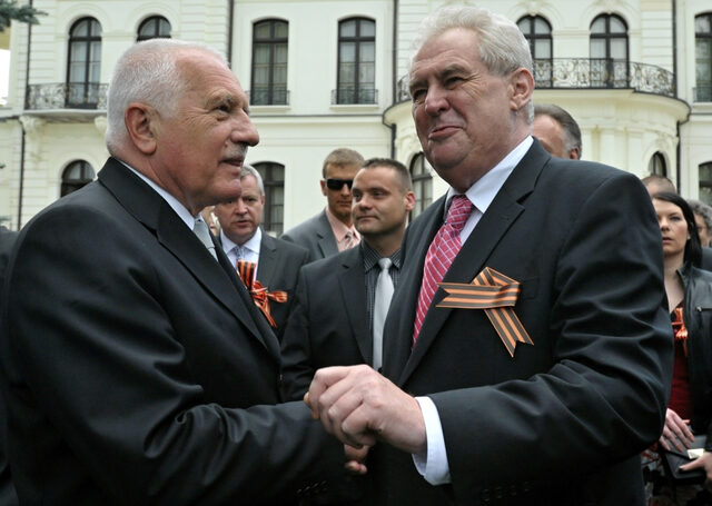 Václav Klaus a Miloš Zeman se svatojiřskou stužkou, symbolem ruského imperialismu