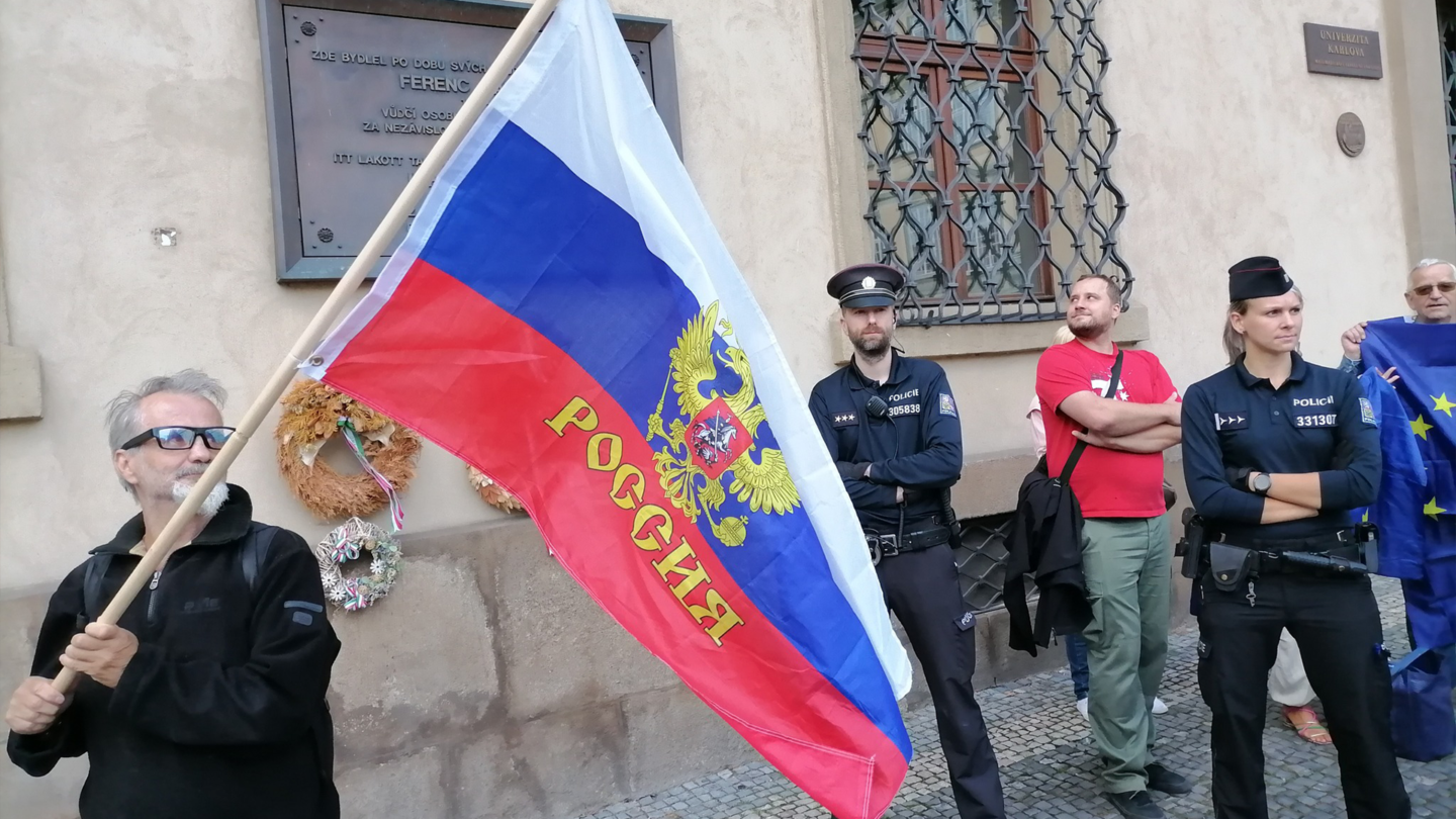 Na demonstraci proti vládě Petra Fialy (ODS) vlály ruské vlajky