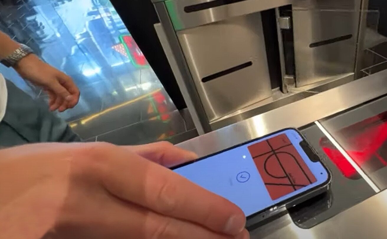 Místo na plastové kartě je vše uloženo v mobilu.