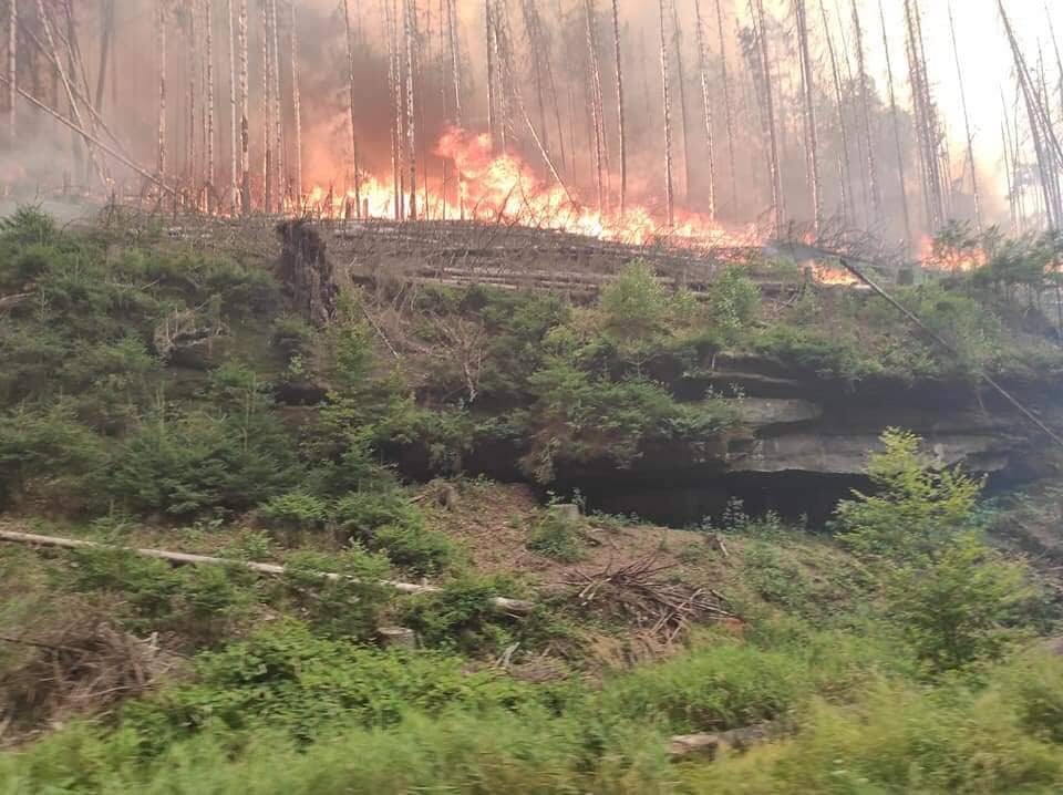 Rozsáhlý požár v okolí Hřenska