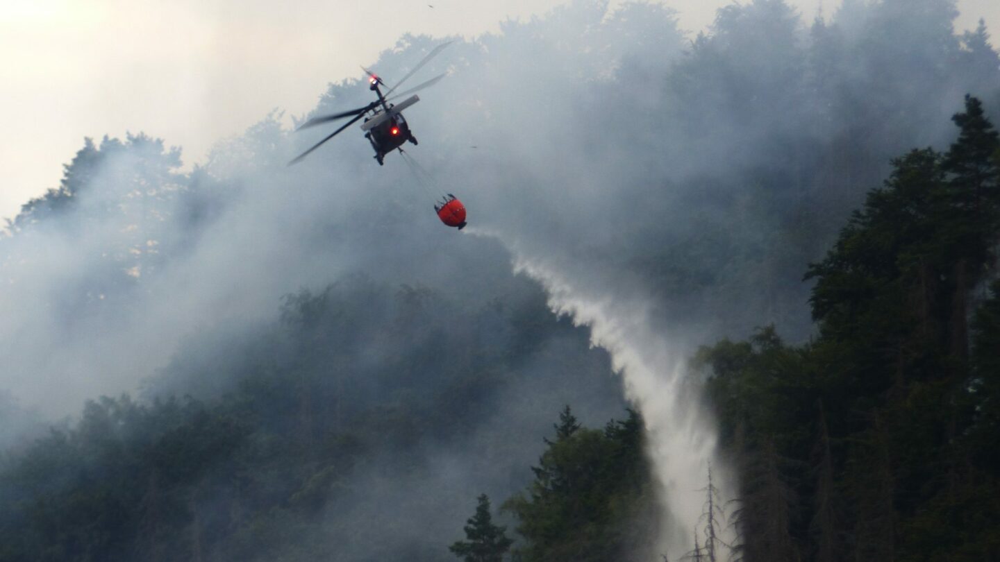 S hašením požáru v Hřensku pomáhly i helikoptéry 