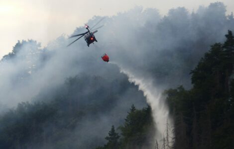 S hašením požáru v Hřensku pomáhly i helikoptéry 