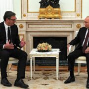 Ruský diktátor Vladimir Putin a srbský prezident Aleksandar Vučić k sobě mají stále blízko.