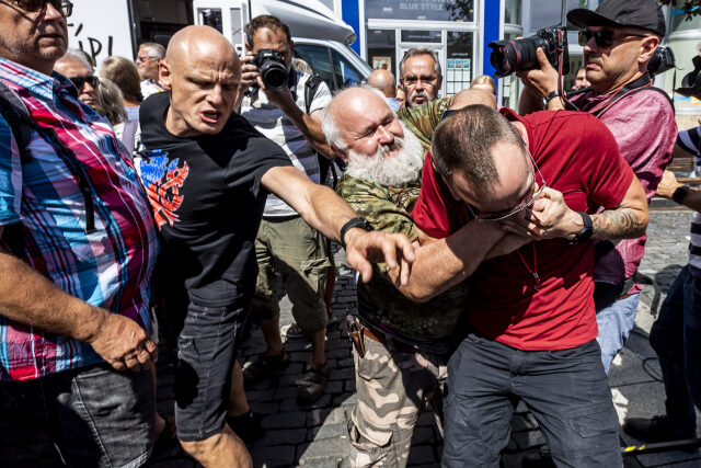 Účastníci mítinku Andreje Babiše (ANO). Muž v černém triku druhý zleva je asistent poslankyně za hnutí ANO Evy Fialové Pavel Ardelean Krouský