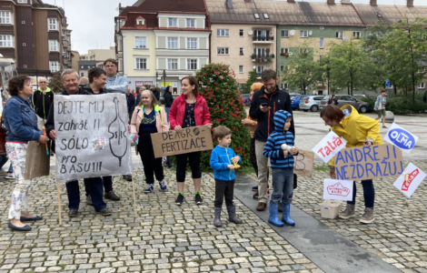 Protestující v Českém Těšíně čekají na příjezd Andreje Babiše (ANO)
