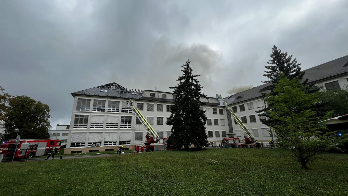 Ústřední vojenskou nemocnici zachvátil v sobotu dopoledne požár