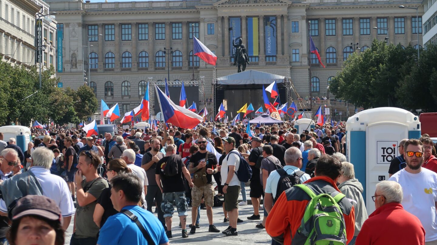 Protest s názvem Česká republika na 1. místě na Václavském náměstí