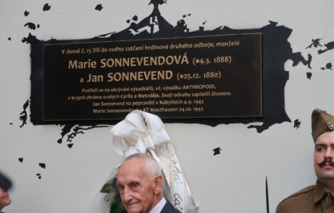 Odhalená pamětní deska, v popředí Jaroslav Ort, vnuk manželů Sonnevendových